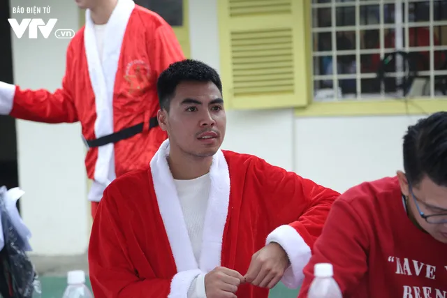 Duy Mạnh, Đức Huy, Thành Chung hóa ông già Noel tặng quà trẻ em trên sân Hàng Đẫy - Ảnh 19. Duy Mạnh, Đức Huy, Thành Chung hóa ông già Noel tặng quà trẻ em trên sân Hàng Đẫy - Ảnh 19.