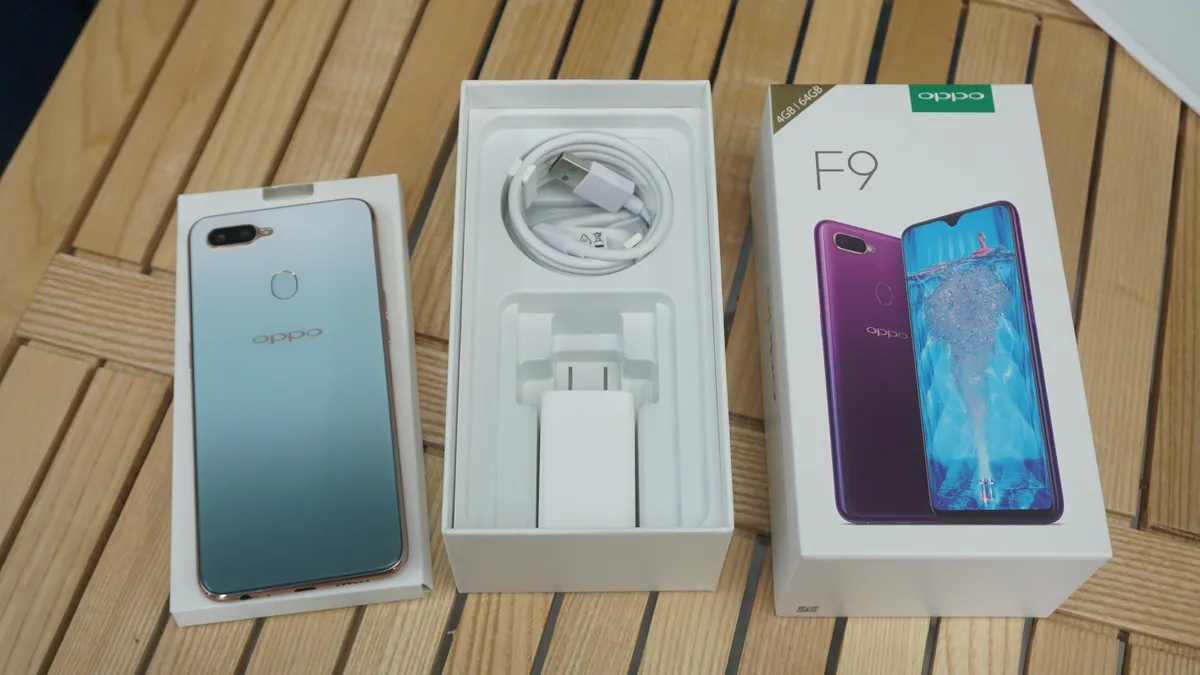 Mở hộp và trên tay nhanh Oppo F9 xanh Phỉ Thúy - Ảnh 1.