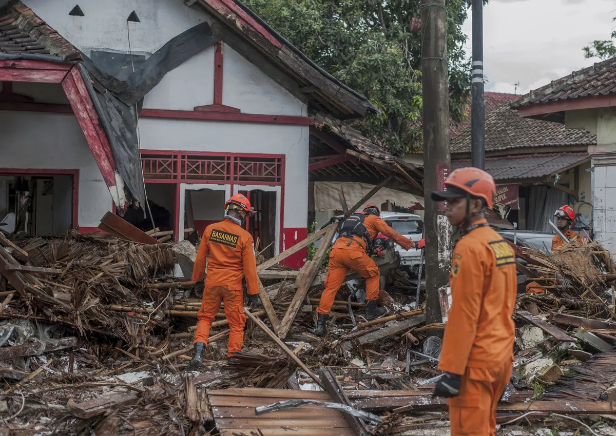 Indonesia: Số người thiệt mạng do sóng thần tăng lên 373 người - Ảnh 10.