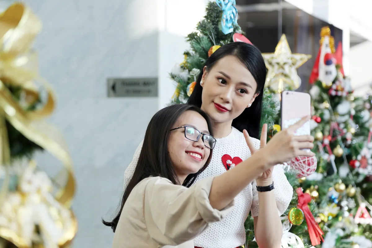 Quỳnh búp bê và My sói xinh lung linh bên hàng cây Noel - Ảnh 12.