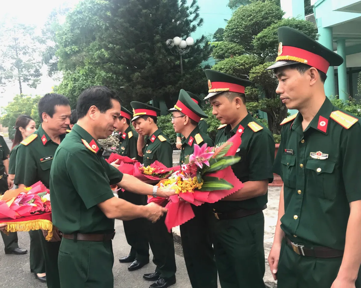 Tăng cường y bác sĩ ra Trường Sa phục vụ - Ảnh 1.