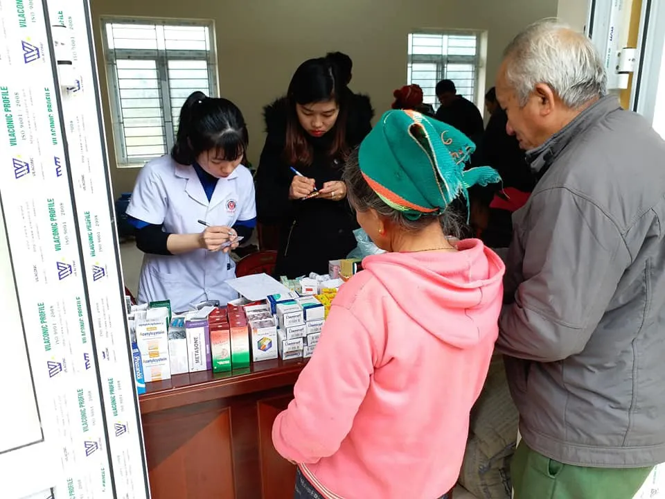 Khám, cấp phát thuốc miễn phí cho người dân có hoàn cảnh khó khăn ở Nghệ An - Ảnh 3. Khám, cấp phát thuốc miễn phí cho người dân có hoàn cảnh khó khăn ở Nghệ An - Ảnh 3.