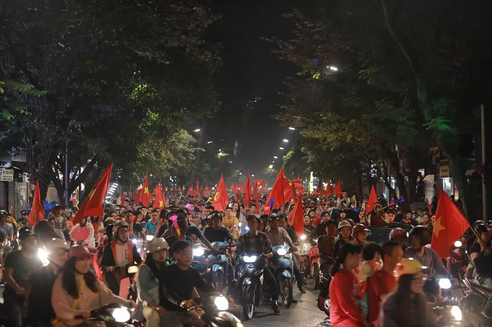 CĐV ùn ùn đổ ra đường đi bão ăn mừng chiến thắng của ĐT Việt Nam - Ảnh 1. CĐV ùn ùn đổ ra đường đi bão ăn mừng chiến thắng của ĐT Việt Nam - Ảnh 1.