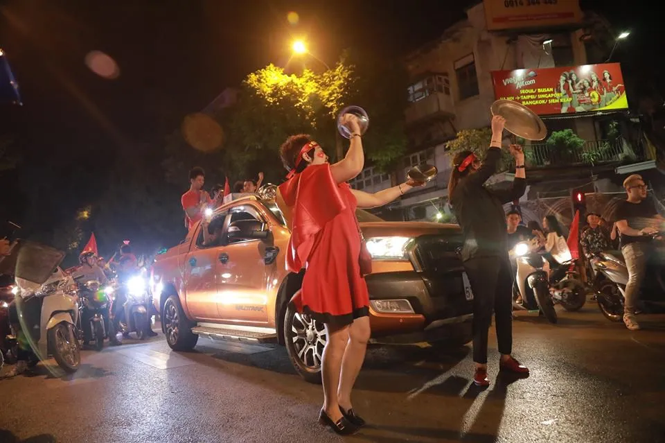 CĐV ùn ùn đổ ra đường đi bão ăn mừng chiến thắng của ĐT Việt Nam - Ảnh 3. CĐV ùn ùn đổ ra đường đi bão ăn mừng chiến thắng của ĐT Việt Nam - Ảnh 3.