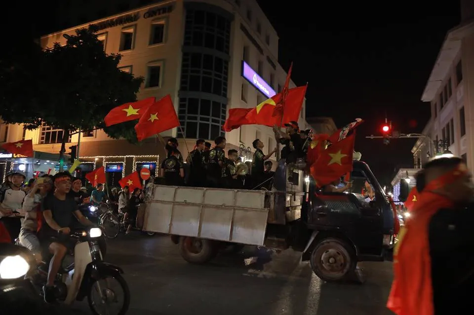 CĐV ùn ùn đổ ra đường đi bão ăn mừng chiến thắng của ĐT Việt Nam - Ảnh 4. CĐV ùn ùn đổ ra đường đi bão ăn mừng chiến thắng của ĐT Việt Nam - Ảnh 4.