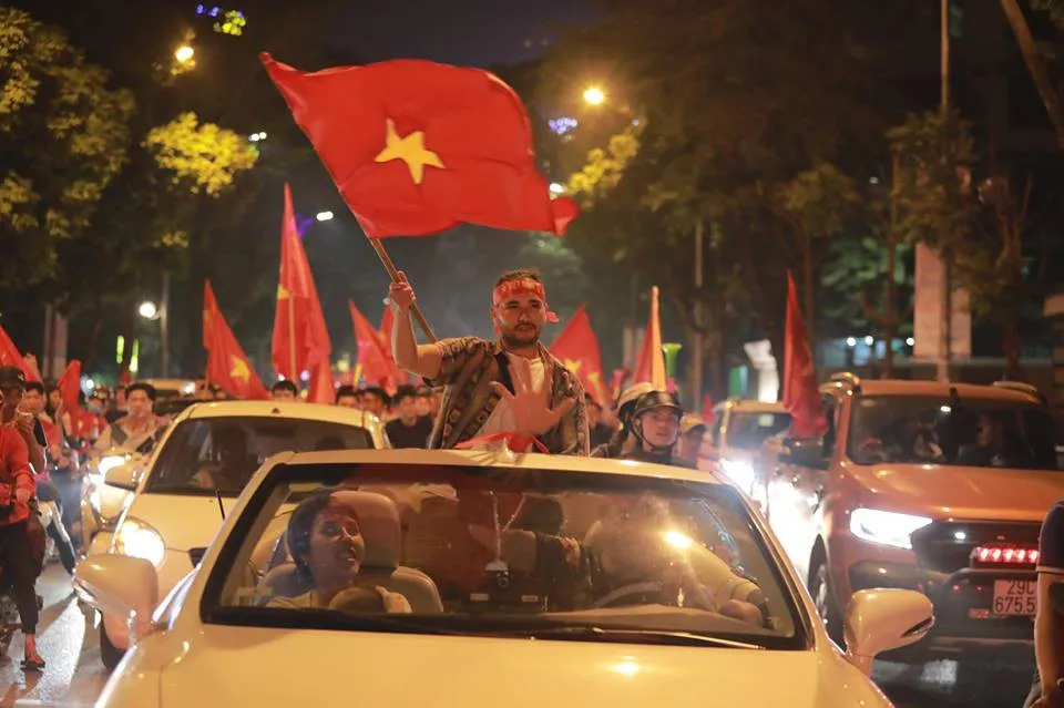 CĐV ùn ùn đổ ra đường đi bão ăn mừng chiến thắng của ĐT Việt Nam - Ảnh 6. CĐV ùn ùn đổ ra đường đi bão ăn mừng chiến thắng của ĐT Việt Nam - Ảnh 6.