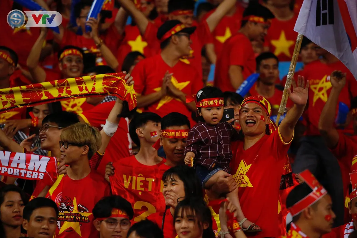 ẢNH: Mỹ Đình ngập tràn sắc đỏ trận ĐT Việt Nam - ĐT Philippines (Bán kết lượt về AFF Cup 2018) - Ảnh 11. ẢNH: Mỹ Đình ngập tràn sắc đỏ trận ĐT Việt Nam - ĐT Philippines (Bán kết lượt về AFF Cup 2018) - Ảnh 11.