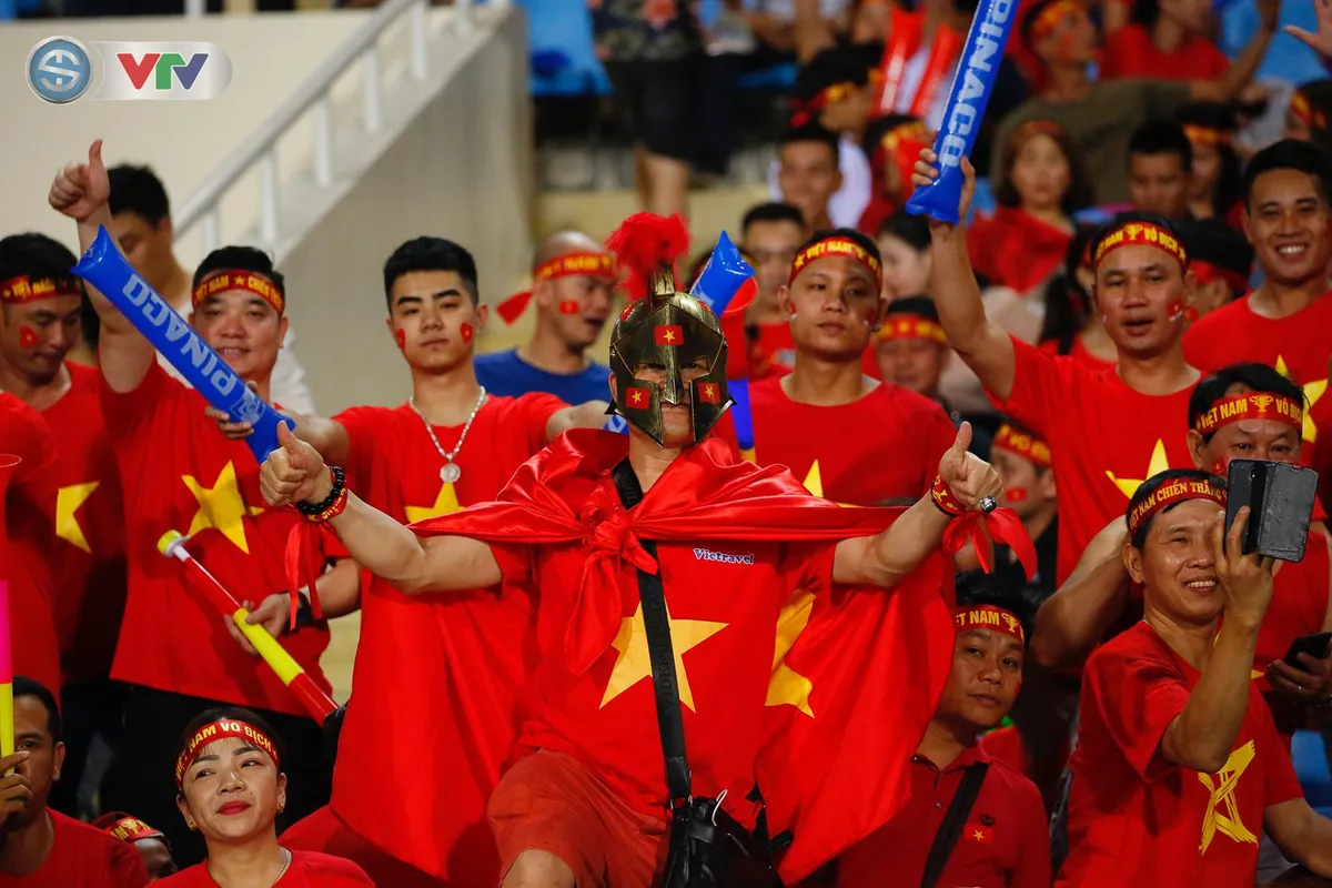 ẢNH: Mỹ Đình ngập tràn sắc đỏ trận ĐT Việt Nam - ĐT Philippines (Bán kết lượt về AFF Cup 2018) - Ảnh 9. ẢNH: Mỹ Đình ngập tràn sắc đỏ trận ĐT Việt Nam - ĐT Philippines (Bán kết lượt về AFF Cup 2018) - Ảnh 9.