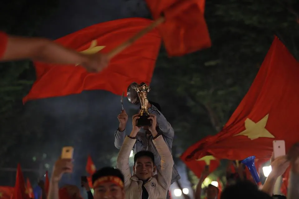 CĐV ùn ùn đổ ra đường đi bão ăn mừng chiến thắng của ĐT Việt Nam - Ảnh 13. CĐV ùn ùn đổ ra đường đi bão ăn mừng chiến thắng của ĐT Việt Nam - Ảnh 13.