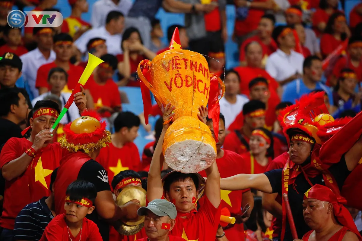 ẢNH: Mỹ Đình ngập tràn sắc đỏ trận ĐT Việt Nam - ĐT Philippines (Bán kết lượt về AFF Cup 2018) - Ảnh 7. ẢNH: Mỹ Đình ngập tràn sắc đỏ trận ĐT Việt Nam - ĐT Philippines (Bán kết lượt về AFF Cup 2018) - Ảnh 7.