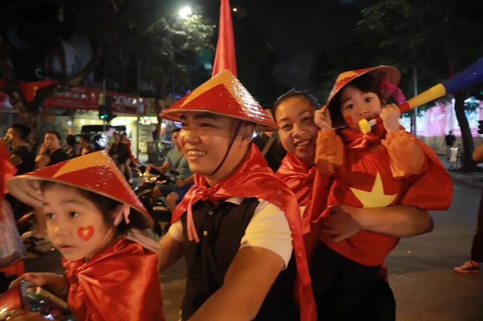 CĐV ùn ùn đổ ra đường đi bão ăn mừng chiến thắng của ĐT Việt Nam - Ảnh 7. CĐV ùn ùn đổ ra đường đi bão ăn mừng chiến thắng của ĐT Việt Nam - Ảnh 7.