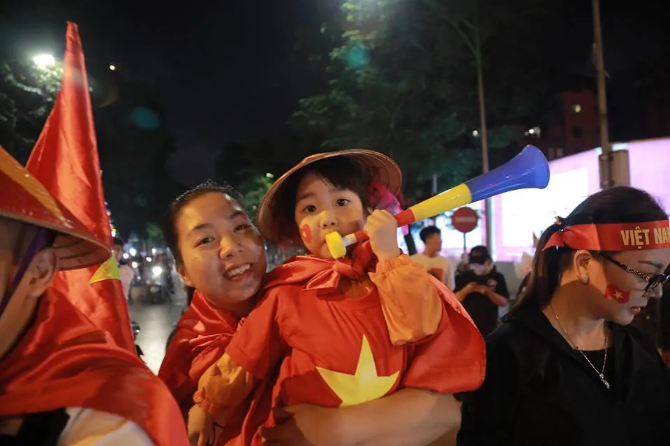 CĐV ùn ùn đổ ra đường đi bão ăn mừng chiến thắng của ĐT Việt Nam - Ảnh 8. CĐV ùn ùn đổ ra đường đi bão ăn mừng chiến thắng của ĐT Việt Nam - Ảnh 8.
