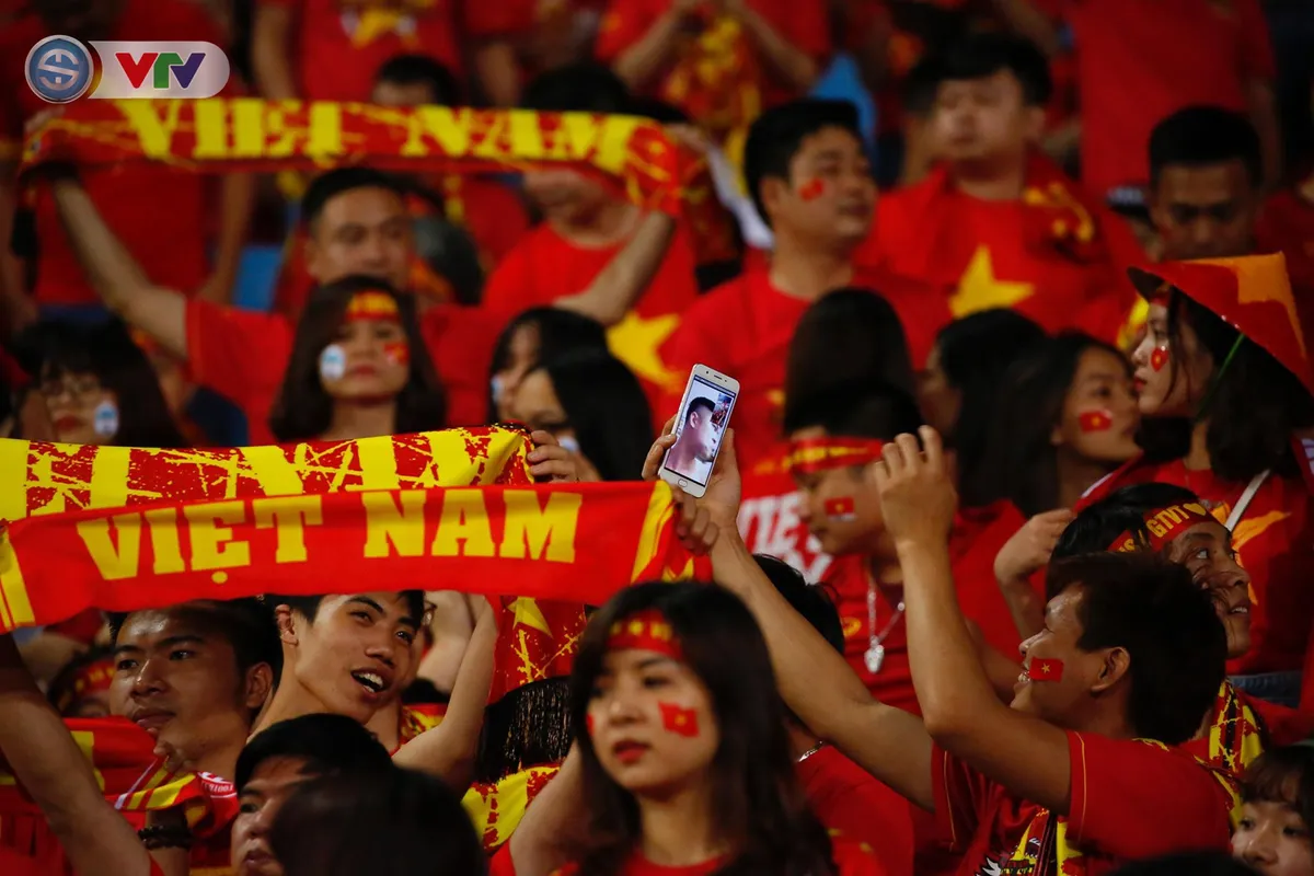 ẢNH: Mỹ Đình ngập tràn sắc đỏ trận ĐT Việt Nam - ĐT Philippines (Bán kết lượt về AFF Cup 2018) - Ảnh 3. ẢNH: Mỹ Đình ngập tràn sắc đỏ trận ĐT Việt Nam - ĐT Philippines (Bán kết lượt về AFF Cup 2018) - Ảnh 3.