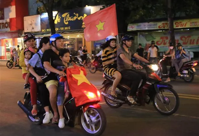 vna_potal_hang_trieu_nguoi_ham_mo_do_ra_duong_mung_chien_thang_doi_tuyen_viet_nam_225811595_3616747 vna_potal_hang_trieu_nguoi_ham_mo_do_ra_duong_mung_chien_thang_doi_tuyen_viet_nam_225811595_3616747