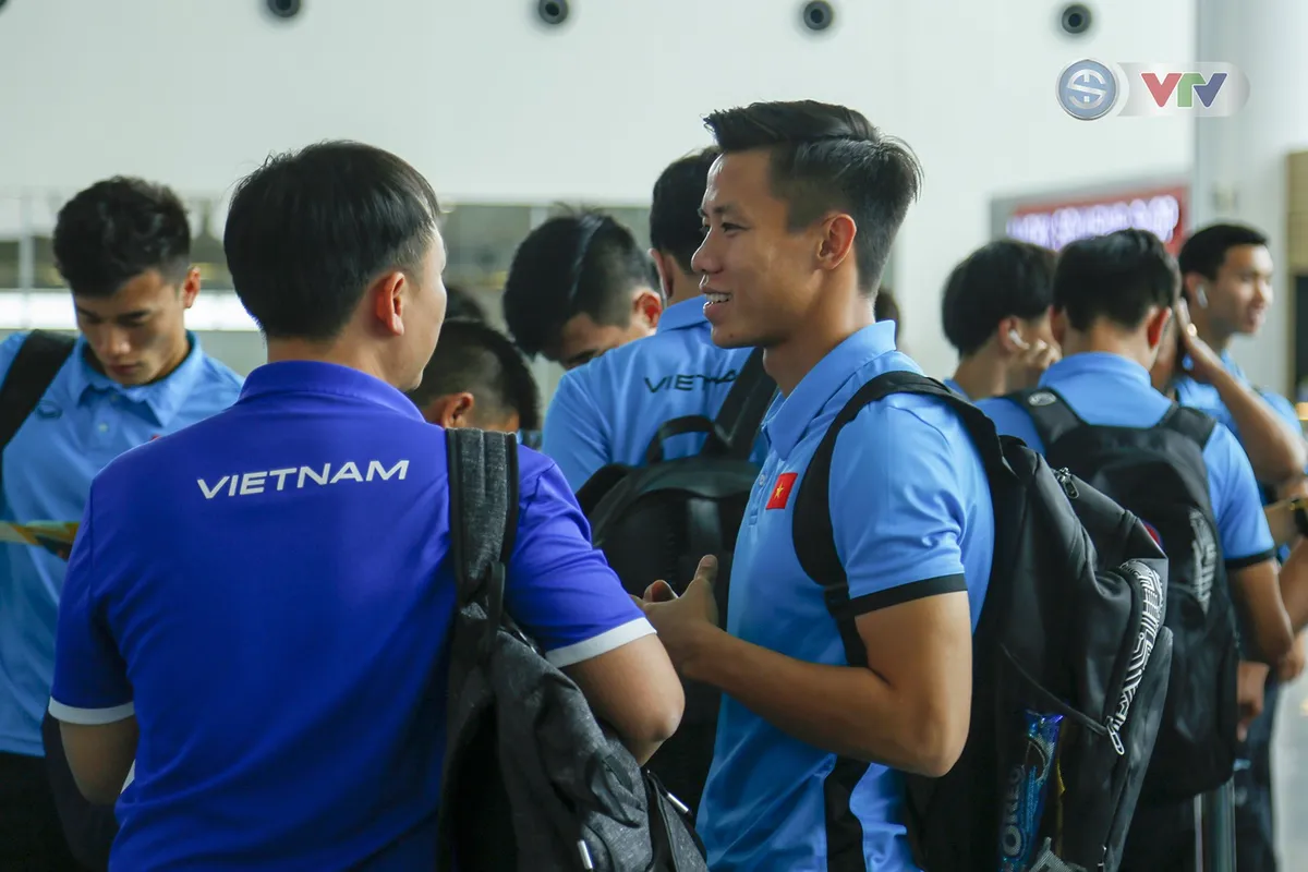 ẢNH: ĐT Việt Nam gấp rút lên đường sang Malaysia - Ảnh 8.