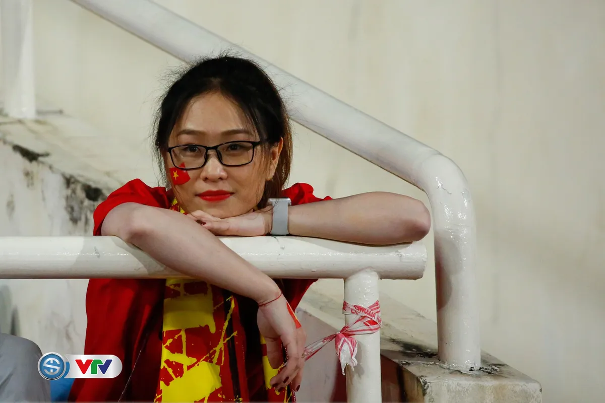ẢNH: Những bóng hồng xinh đẹp tới sân Mỹ Đình cổ vũ ĐT Việt Nam - Ảnh 12. ẢNH: Những bóng hồng xinh đẹp tới sân Mỹ Đình cổ vũ ĐT Việt Nam - Ảnh 12.