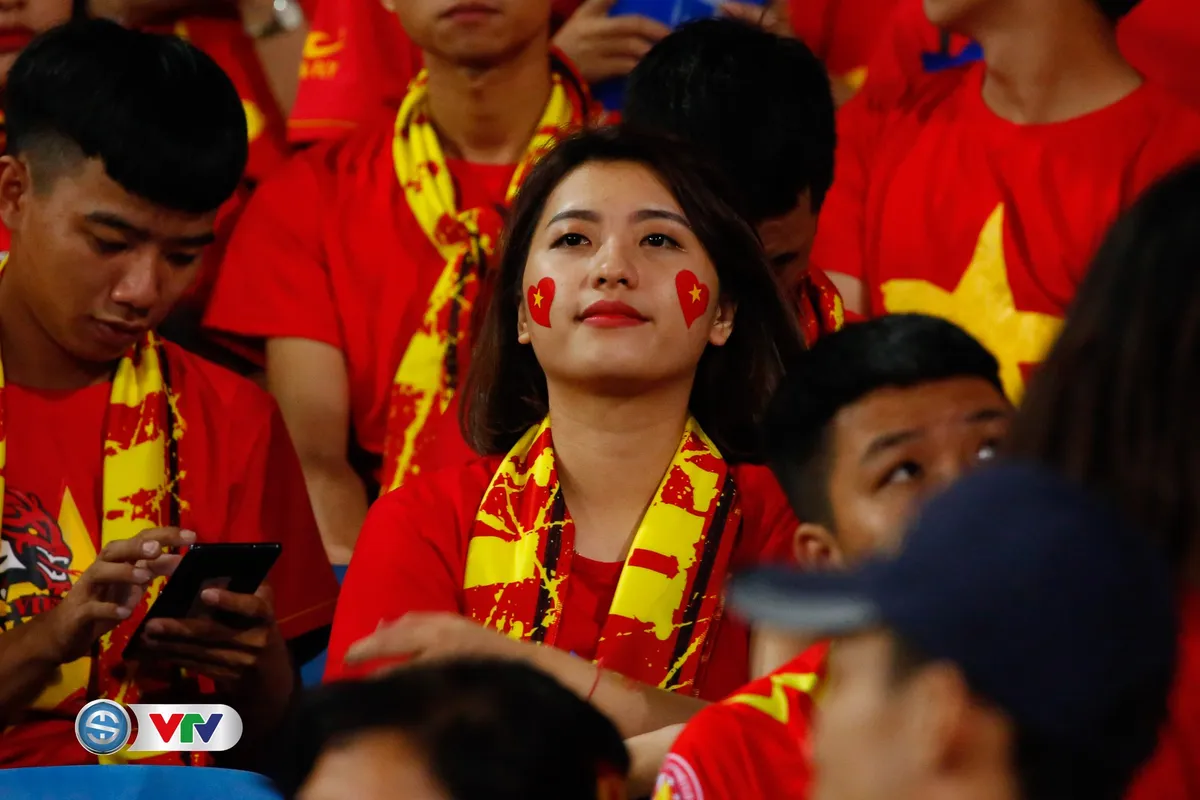 ẢNH: Những bóng hồng xinh đẹp tới sân Mỹ Đình cổ vũ ĐT Việt Nam - Ảnh 10. ẢNH: Những bóng hồng xinh đẹp tới sân Mỹ Đình cổ vũ ĐT Việt Nam - Ảnh 10.