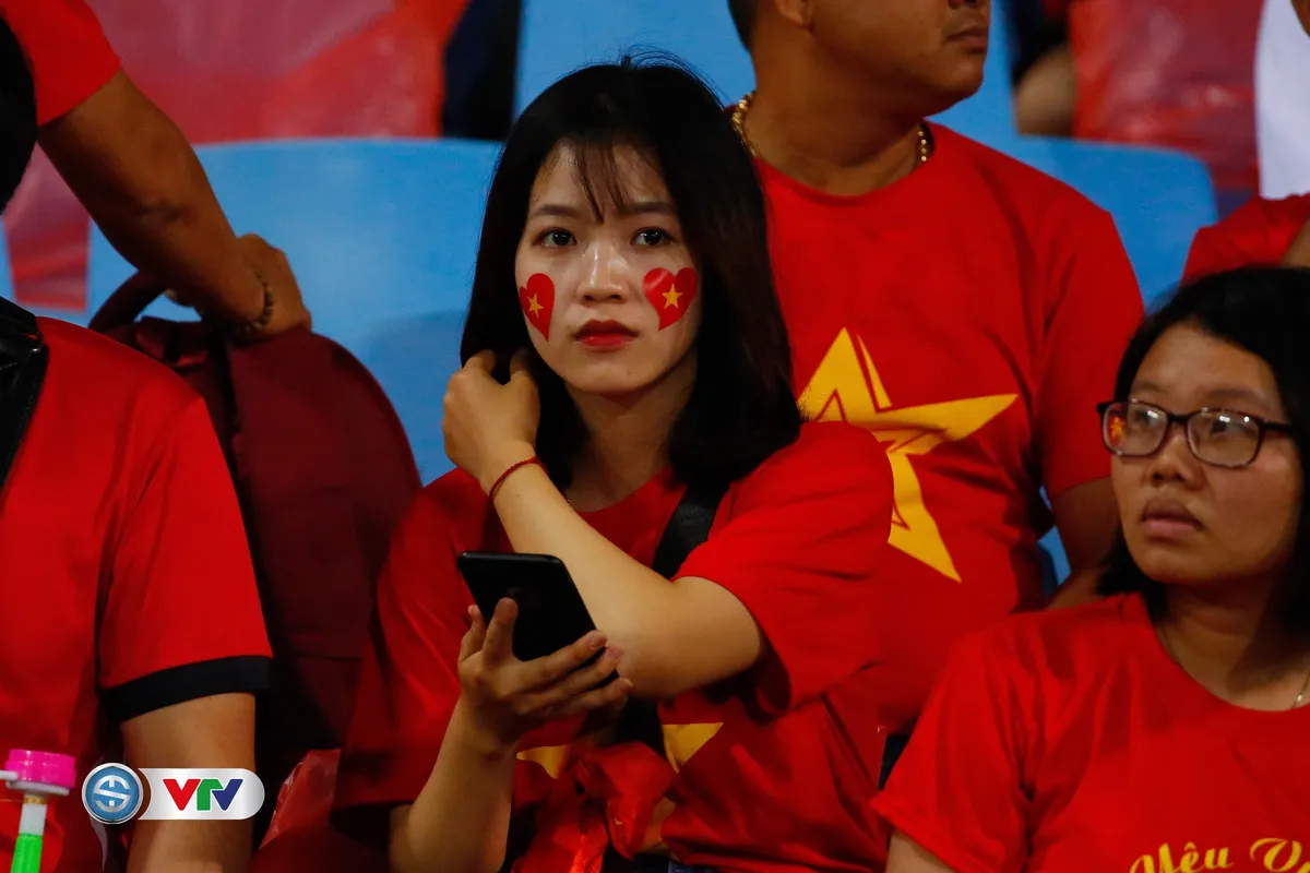 ẢNH: Những bóng hồng xinh đẹp tới sân Mỹ Đình cổ vũ ĐT Việt Nam - Ảnh 9. ẢNH: Những bóng hồng xinh đẹp tới sân Mỹ Đình cổ vũ ĐT Việt Nam - Ảnh 9.