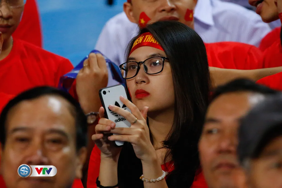 ẢNH: Những bóng hồng xinh đẹp tới sân Mỹ Đình cổ vũ ĐT Việt Nam - Ảnh 5. ẢNH: Những bóng hồng xinh đẹp tới sân Mỹ Đình cổ vũ ĐT Việt Nam - Ảnh 5.