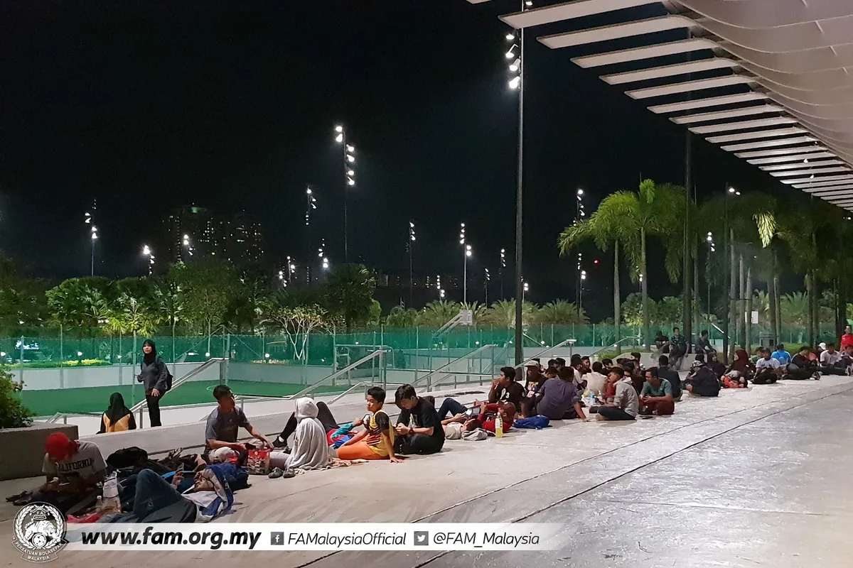 ẢNH: Hàng chục nghìn người hâm mộ Malaysia xếp hàng xuyên đêm chờ mua vé chung kết AFF Cup 2018 - Ảnh 9.