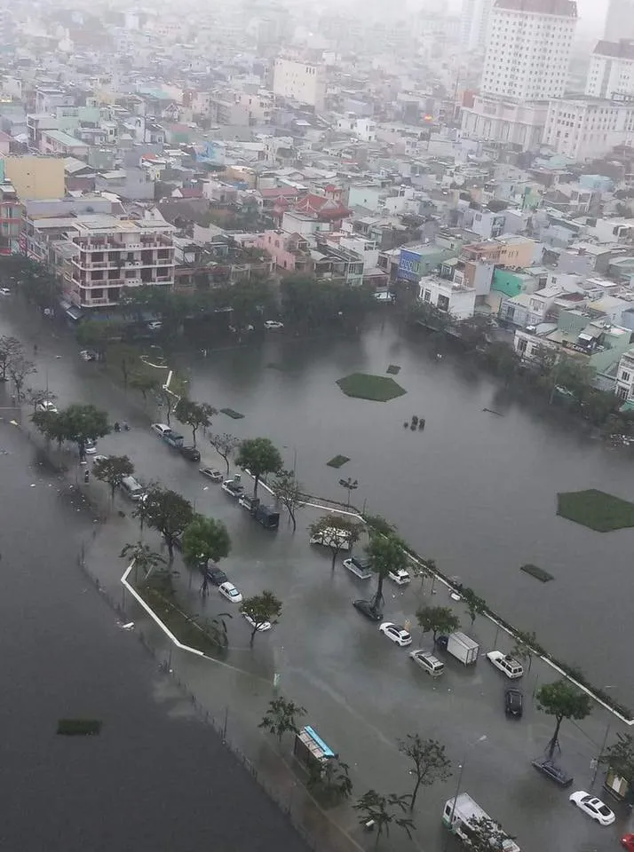 Mưa lớn, nhiều tuyến đường tại Đà Nẵng ngập sâu - Ảnh 10. Mưa lớn, nhiều tuyến đường tại Đà Nẵng ngập sâu - Ảnh 10.