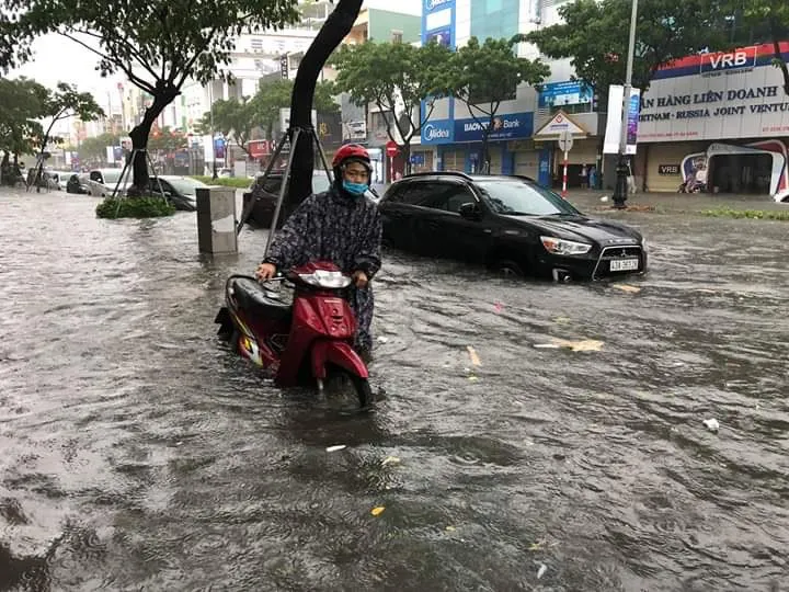Mưa lớn, nhiều tuyến đường tại Đà Nẵng ngập sâu - Ảnh 1. Mưa lớn, nhiều tuyến đường tại Đà Nẵng ngập sâu - Ảnh 1.