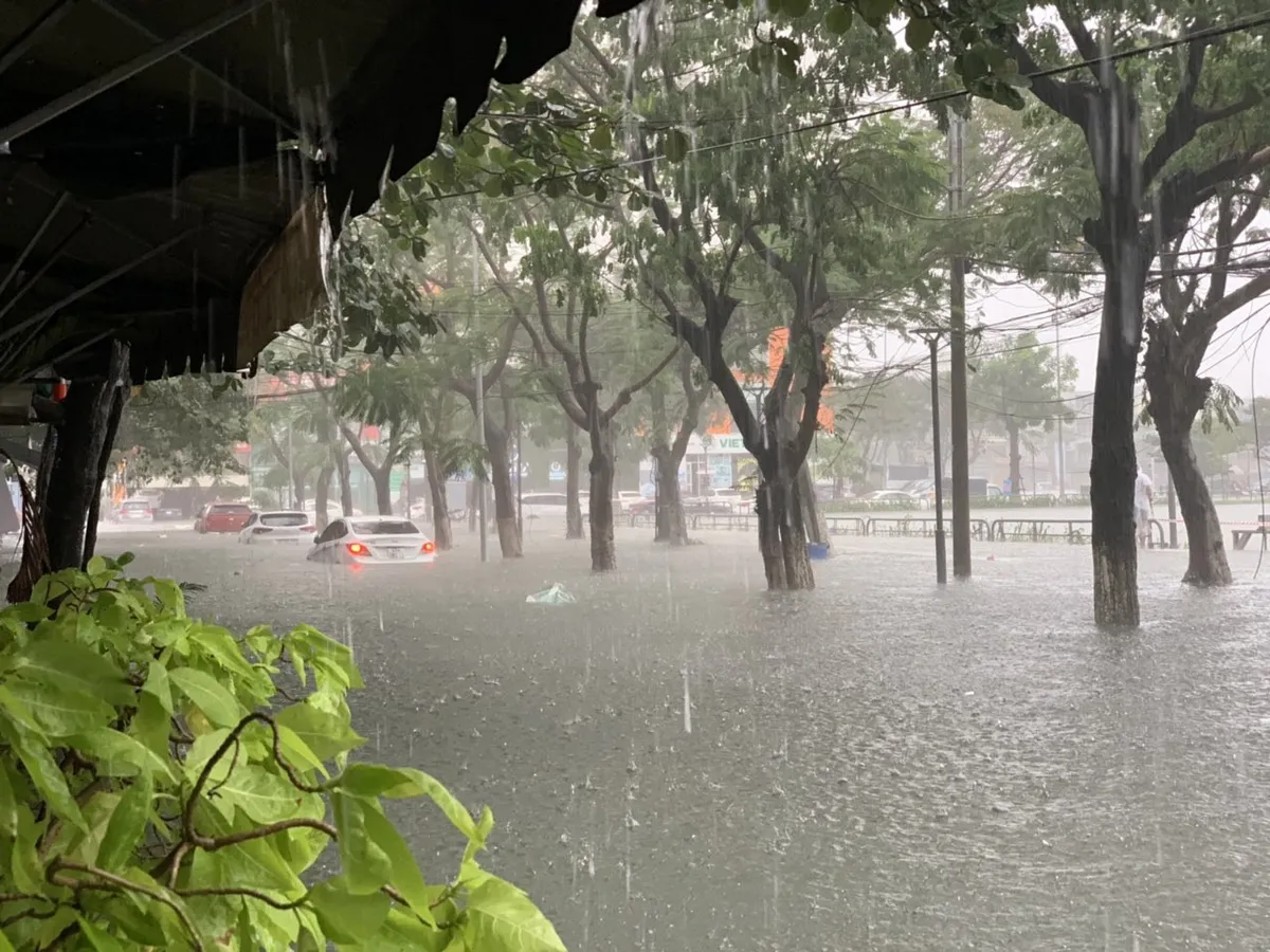 Mưa lớn, nhiều tuyến đường tại Đà Nẵng ngập sâu - Ảnh 2. Mưa lớn, nhiều tuyến đường tại Đà Nẵng ngập sâu - Ảnh 2.