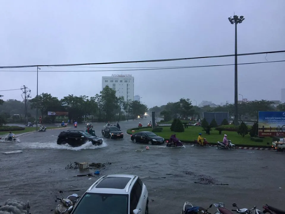 Mưa lớn, nhiều tuyến đường tại Đà Nẵng ngập sâu - Ảnh 7. Mưa lớn, nhiều tuyến đường tại Đà Nẵng ngập sâu - Ảnh 7.