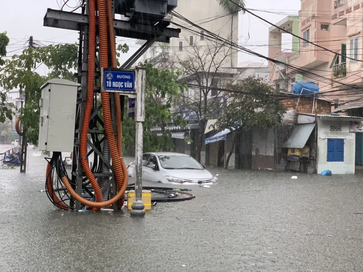 Mưa lớn, nhiều tuyến đường tại Đà Nẵng ngập sâu - Ảnh 5. Mưa lớn, nhiều tuyến đường tại Đà Nẵng ngập sâu - Ảnh 5.