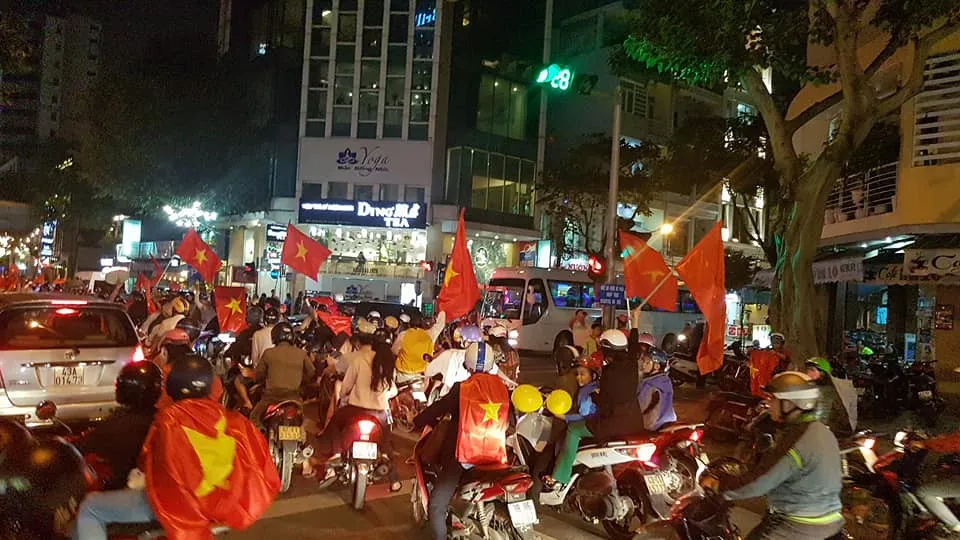 Rừng cờ hoa trên đường phố mừng kỳ tích của U23 Việt Nam - Ảnh 4. Rừng cờ hoa trên đường phố mừng kỳ tích của U23 Việt Nam - Ảnh 4.