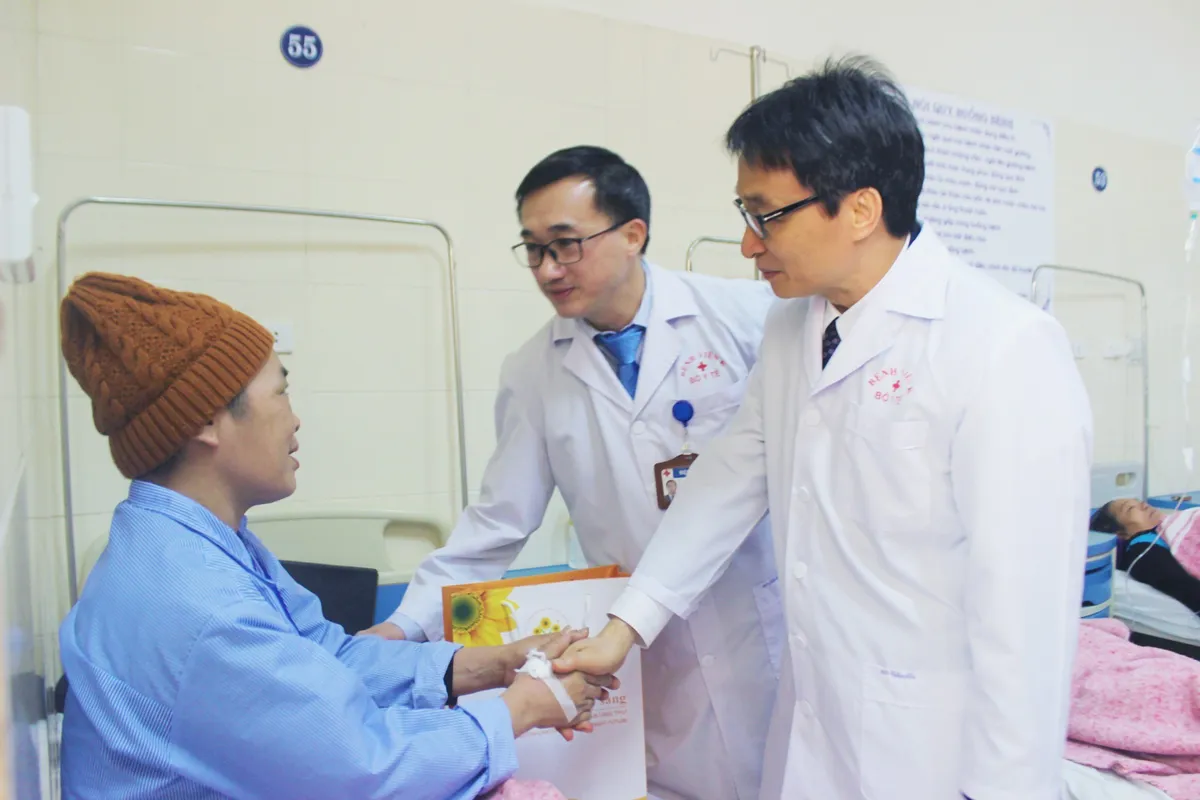 Phó Thủ tướng Vũ Đức Đam thăm, tặng quà bệnh nhân ung thư - Ảnh 2. Phó Thủ tướng Vũ Đức Đam thăm, tặng quà bệnh nhân ung thư - Ảnh 2.