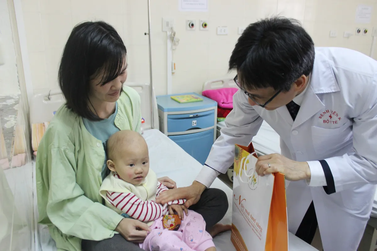 Phó Thủ tướng Vũ Đức Đam thăm, tặng quà bệnh nhân ung thư - Ảnh 1. Phó Thủ tướng Vũ Đức Đam thăm, tặng quà bệnh nhân ung thư - Ảnh 1.