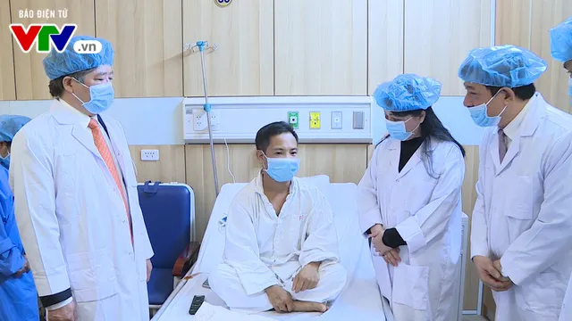 Bộ trưởng Bộ Y tế kiểm tra tình hình trực cấp cứu đêm giao thừa - Ảnh 1. Bộ trưởng Bộ Y tế kiểm tra tình hình trực cấp cứu đêm giao thừa - Ảnh 1.
