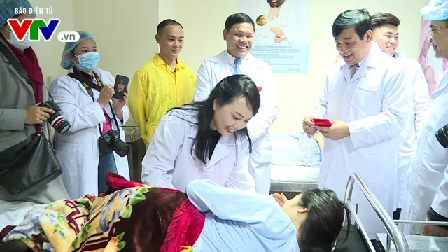 Bộ trưởng Bộ Y tế kiểm tra tình hình trực cấp cứu đêm giao thừa - Ảnh 2. Bộ trưởng Bộ Y tế kiểm tra tình hình trực cấp cứu đêm giao thừa - Ảnh 2.