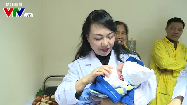Bộ trưởng Bộ Y tế kiểm tra tình hình trực cấp cứu đêm giao thừa - Ảnh 3. Bộ trưởng Bộ Y tế kiểm tra tình hình trực cấp cứu đêm giao thừa - Ảnh 3.