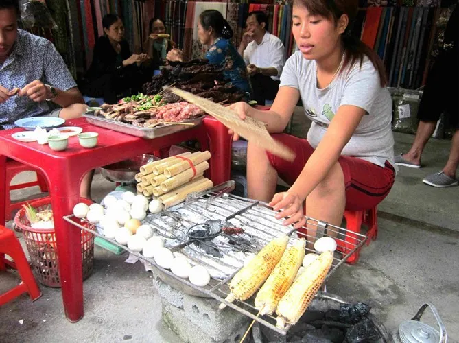 Lên Tây Bắc thưởng thức đặc sản cơm lam - Ảnh 1.