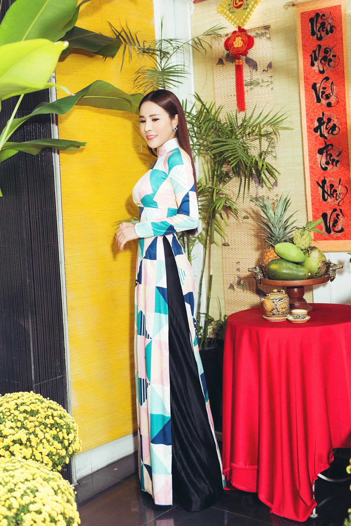 Hoa hậu Hoàng Dung đẹp dịu dàng trong tà áo dài - Ảnh 4. Hoa hậu Hoàng Dung đẹp dịu dàng trong tà áo dài - Ảnh 4.