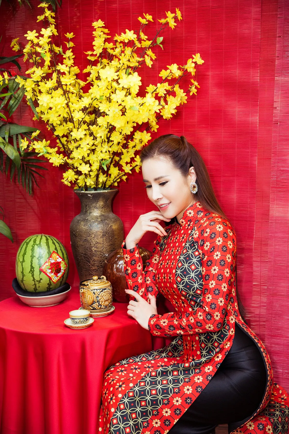 Hoa hậu Hoàng Dung đẹp dịu dàng trong tà áo dài - Ảnh 2. Hoa hậu Hoàng Dung đẹp dịu dàng trong tà áo dài - Ảnh 2.