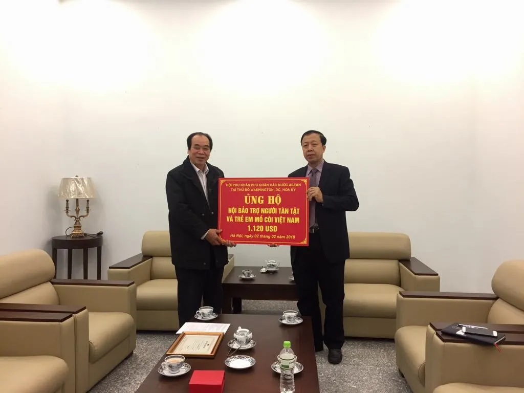 Hội phu nhân, phu quân các nước ASEAN tại Washington, DC ủng hộ Quỹ Trái tim cho em  - Ảnh 4.