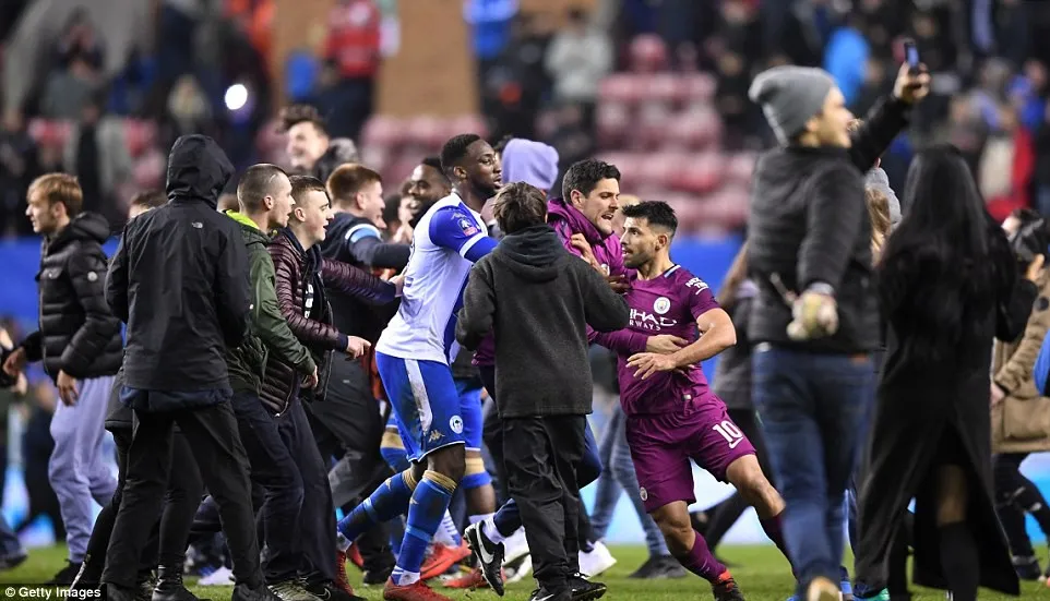 Vụ Aguero gạt tay trúng má CĐV: FA phạt đúng người, đúng tội - Ảnh 1. Vụ Aguero gạt tay trúng má CĐV: FA phạt đúng người, đúng tội - Ảnh 1.