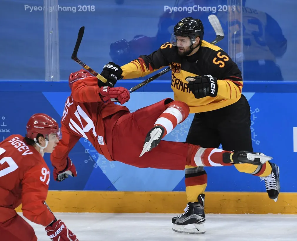 Olympic PyeongChang 2018: Những khoảnh khắc ấn tượng trong ng&agrave;y thi đấu cuối c&ugrave;ng - Ảnh 2.