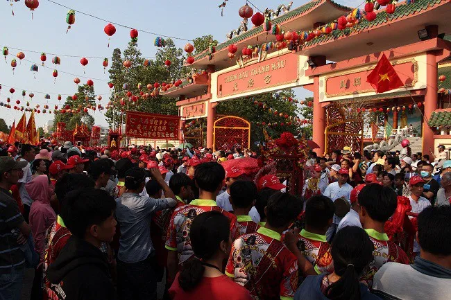 H&agrave;ng ngh&igrave;n người trật tự xem rước kiệu B&agrave; ở th&agrave;nh phố mới B&igrave;nh Dương - Ảnh 1.