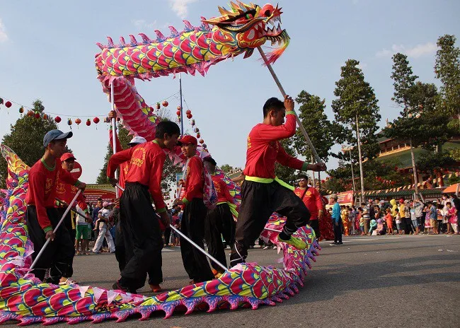 H&agrave;ng ngh&igrave;n người trật tự xem rước kiệu B&agrave; ở th&agrave;nh phố mới B&igrave;nh Dương - Ảnh 6.