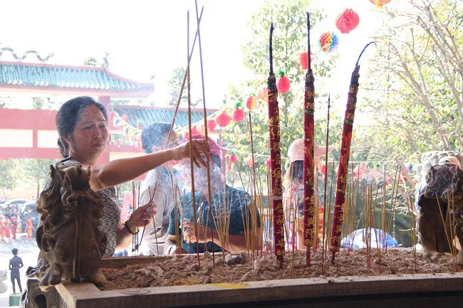 H&agrave;ng ngh&igrave;n người trật tự xem rước kiệu B&agrave; ở th&agrave;nh phố mới B&igrave;nh Dương - Ảnh 2.