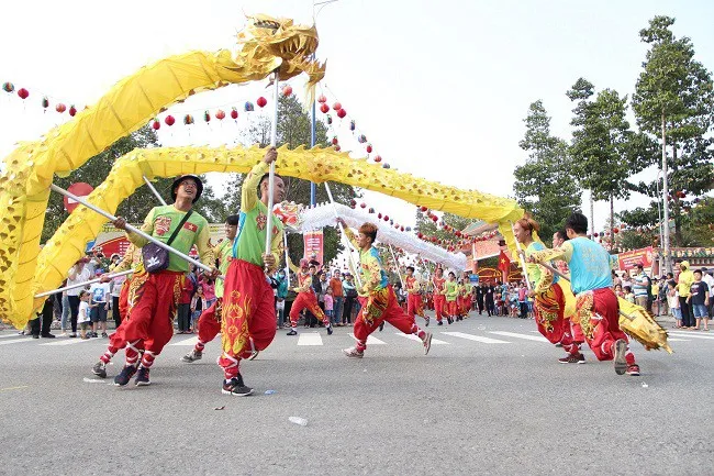 H&agrave;ng ngh&igrave;n người trật tự xem rước kiệu B&agrave; ở th&agrave;nh phố mới B&igrave;nh Dương - Ảnh 5.