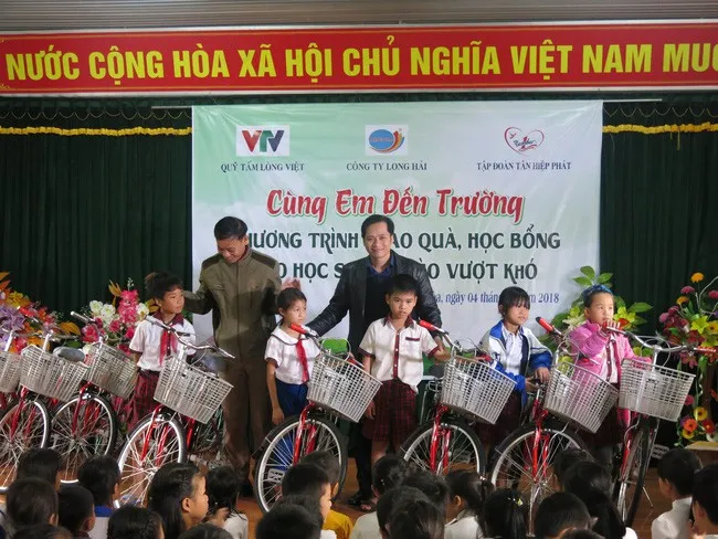 Những món quà ý nghĩa đến tay học sinh nghèo Quảng Trị - Ảnh 1.