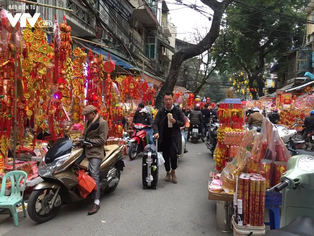 Phố Hàng Mã rực rỡ sắc màu ngày cận Tết - Ảnh 6.