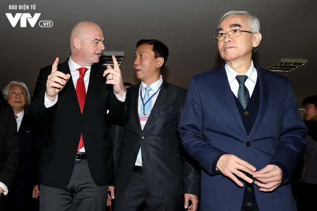 Chủ tịch FIFA Gianni Infantino trổ tài tâng bóng trên sân cỏ Việt - Ảnh 2. Chủ tịch FIFA Gianni Infantino trổ tài tâng bóng trên sân cỏ Việt - Ảnh 2.