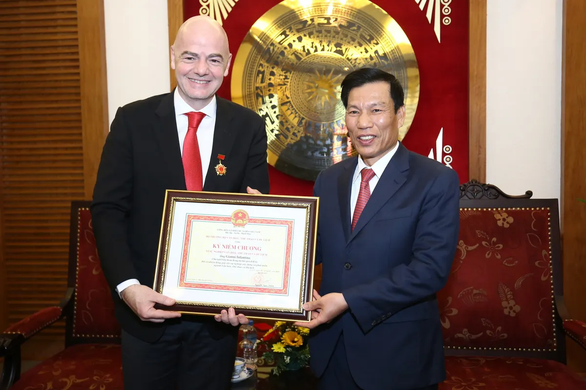 Ảnh: Chủ tịch FIFA Gianni Infantino trong chuyến thăm và làm việc tại Việt Nam - Ảnh 3. Ảnh: Chủ tịch FIFA Gianni Infantino trong chuyến thăm và làm việc tại Việt Nam - Ảnh 3.