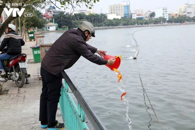 Thả cá chép tiễn ông Táo: Mặt sông hồ nhiều rác, tro hóa vàng - Ảnh 2.